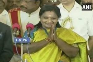 'தமிழிசை ஆகிய நான்'.. பதவியேற்புக்கு பிறகு தந்தை காலில் விழுந்து ஆசி பெற்ற தமிழிசை!