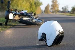 'நிக்க மாட்டீங்க?'.. 'காவலர் தூக்கி வீசிய லத்தி!'.. 'பைக் டயரில் சிக்கி'.. 'இளைஞர்களுக்கு' நடந்த 'விபரீதம்'!