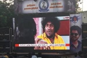 ‘மாஸ்டர்’ கொண்டாட்டத்தில், விஜய் ரசிகர்களிடையே ‘கொரோனா விழிப்புணர்வு’.. ‘டிராஃபிக்’ இன்ஸ்பெக்டருக்கு குவியும் பாராட்டுகள்!