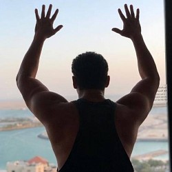 குட்டி ரசிகனுக்காக பாதுகாவலருக்கு பளார்விட்ட ஹீரோ.. - வைரலாகும் வீடியோ