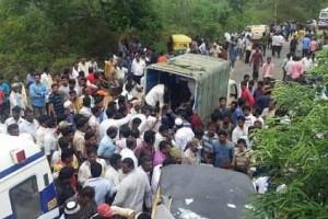 'மினி வேனும், பேருந்தும் மோதி கோர விபத்து'... '12 பேர் பலியான சோகம்'!