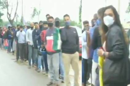 1.5km long queue for biryani at karnataka Bangalore
