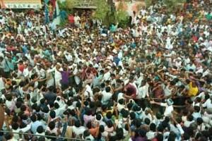 வீடியோ: இதுதான் உண்மையான 'கும்மாங்குத்து திருவிழா'... '2000 பேர்'... '20 நிமிடம்'.... '100' பேர் 'மண்டை' உடைந்தது....