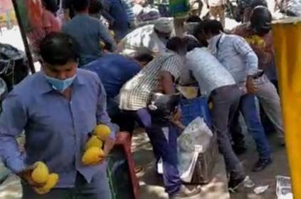 Delhi : Crowd loots mangoes worth Rs 30,000 from street vendor