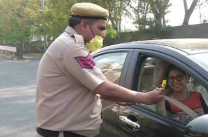 Delhi Police offers flowers to the people in roadsides