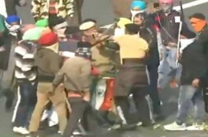 Delhi police rescued by farmers from protesters video goes viral