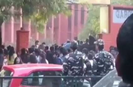 delhi university girls allege molestation during college fest