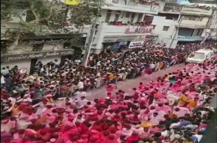 Devotees show humanity by giving way to ambulance-watch video