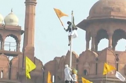 Farmers Prostests: Protestor hoists flag from ramparts of the Red Fort