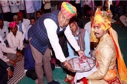 Groom Refuse to Accept dowry amount take only one Rupee