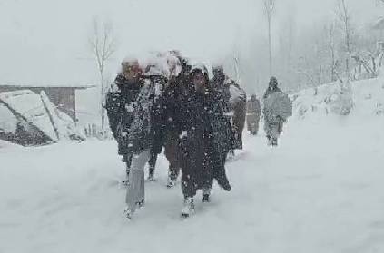 kashmir locals carry pregnant woman to hospital after heavy snowfall