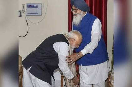 Modi touched Akali Dal leader Parkash Singh Badal\'s feet
