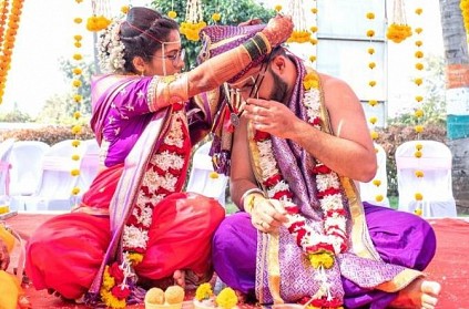 Mumbai Bride and groom exchanged mangalsutras at their wedding