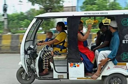 noida woman drives rickshaw with her one year child