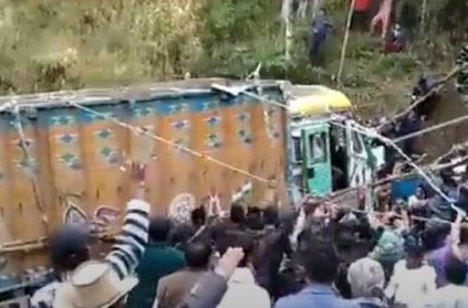 people rescue lorry falls on versant video மலைச்சரிவு லாரி மக்கள்