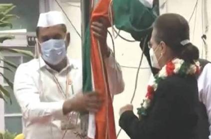 congress flag falls off on sonia gandhi on 137th foundation day