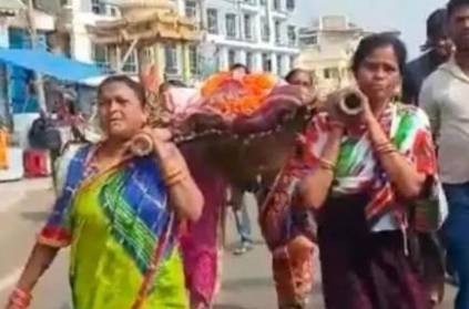 odisha daughters lend shoulders to mother body perform last rites