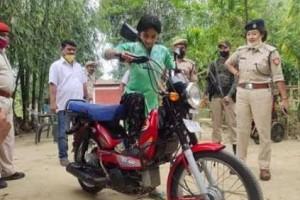 "அப்பாவால நடக்க முடியாது!".. 'சைக்கிளில்' சென்று 'காய்கறி' விற்கும் 'இளம் பெண்'!.. 'காவலர்கள்' கொடுத்த 'சர்ப்ரைஸ்'!