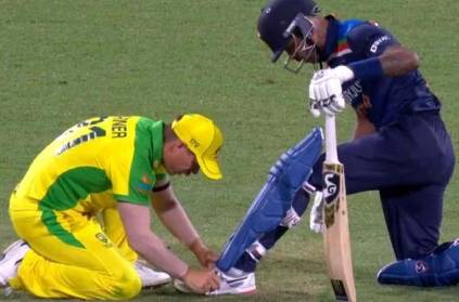 David Warner tying Hardik Pandya\'s shoelaces is Spirit of Cricket