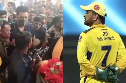Fans surrounded Dhoni as Sami came to the temple to bow down