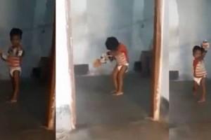 Video: யாரு 'சாமி' இவன்?.. 'பேம்பர்ஸ்' கூட கழட்டல.. 'சிக்ஸரா' அடிச்சு நொறுக்குறான்!