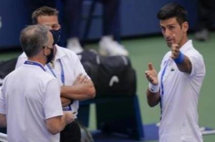 novak djokovic disqualified from us open after hit judge by ball