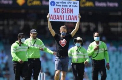 protesters enter itno field during INDvsAUS ODI in Sydney