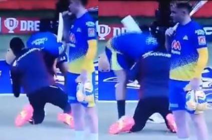 Suresh Raina touches Harbhajan Singh feet before KKR vs CSK match