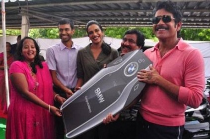 Telugu Superstar Nagarjuna presents BMW to P.V.Sindhu