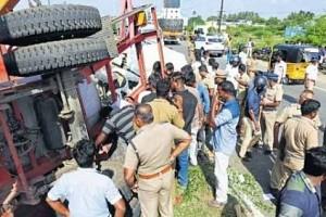 முந்தி செல்ல முயன்ற போது... சரக்கு ஆட்டோவும், டேங்கர் லாரியும் மோதி... 4 பேருக்கு நடந்த பரிதாபம்!