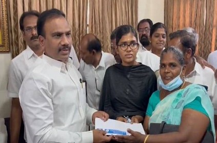 MP A.Raja gave 1 lakh rupees Cheque to girl student for studies