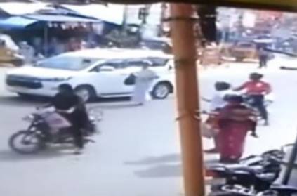 old woman thrown out in car accident in rajapalayam bus stop