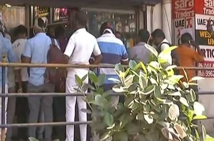 People in Chennai makes crowd to buy Liquors before 144