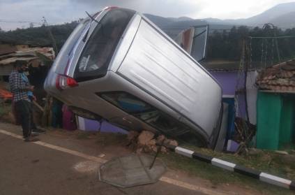 Kerala tourist\'s car crashes into a house on Ooty Road