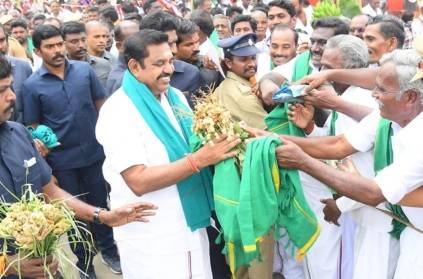 Tamilnadu CM Edappadi Palaniswami arrives in a cart