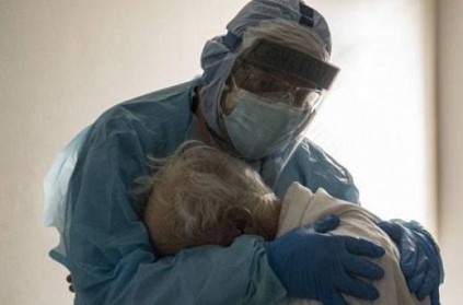 Emotional photo shows US doctor comforting elderly Covid patient