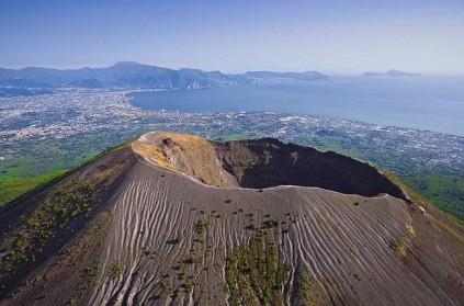 italy tourist falls into vesuvius volcano while taking selfie