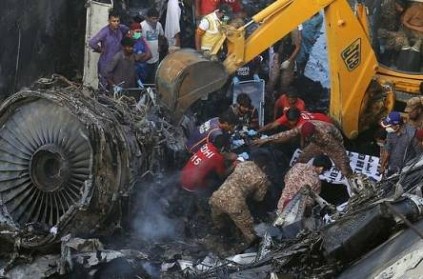 nearly 100 killed in pakistan plane crash பாகிஸ்தான் விமான விபத்து