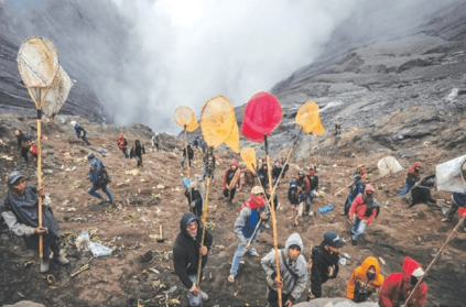 Thousands going to the Indonesian volcano for Hindu ritual sacrifice