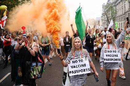 thousands march in montreal to protest vaccination passports
