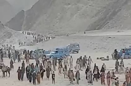 Thousands of Afghanistan walking miles desert Pakistan