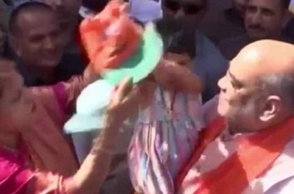 Amitshah grand daughter refuses to wear hat with bjp symbol