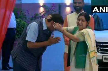 Sushma Swaraj Blesses Minister Nitin Gadkari in this way goes viral