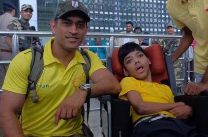 Dhoni posing with little Super Fan at Chennai Airport goes viral