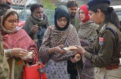 Punjab Police Provide food to Pakistan train passengers