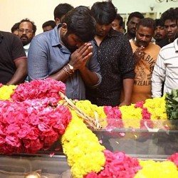 MakkalSelvan VijaySethupathi pays his last Tribute to Legendary Filmmaker Mahendran
