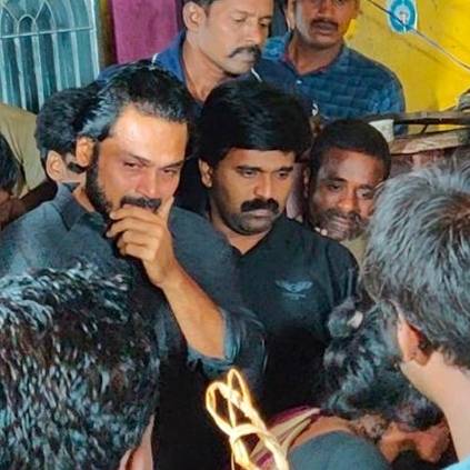Actor Karthi pays last homage to his fan and breakdown at his funeral