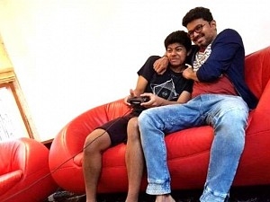 Actor Vijay cute photo with son jason goes viral வைரலாகும் விஜய் மற்றும் மகன் புகைப்படம்