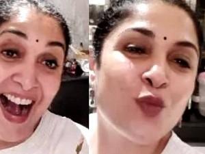 Charmme Kaur shares Ramya Krishnan's video-call kiss pictures, admits is addictive now | நடிகை சார்மி, ரம்யா கிருஷ்ணனுடன் வீடியோ கால் பேசிய ஃபோட்டோவ