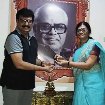 Comedy actor Vivek has received the pen Used by K.Balachander